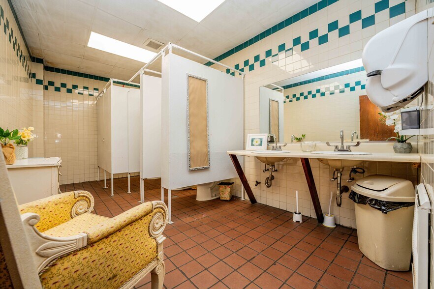 More Photos Of 266 Dartmouth St, New Bedford Restaurant For Sale