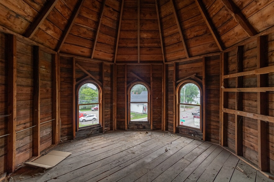 More Photos Of 375 E Main St, Newport Office For Sale