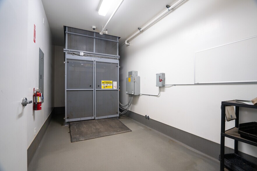 More Photos Of 19533 McLane St, Palm Springs Distribution For Sale