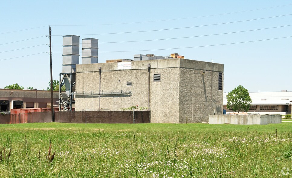 More Photos Of 10450 Corporate Dr, Sugar Land Manufacturing For Sale