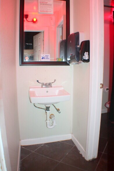 More Photos Of 3907 Canal St, Houston Bar For Lease