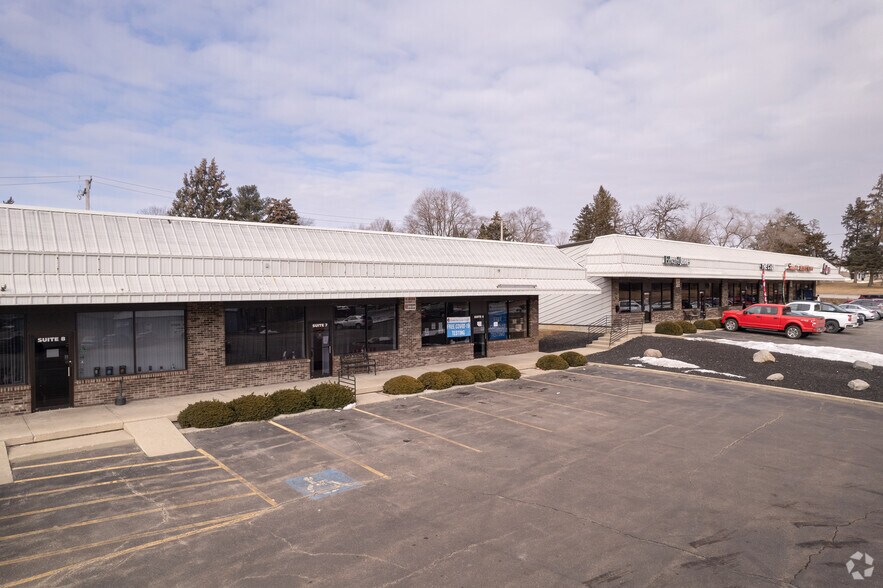 More Photos Of 210-216 N Milwaukee Ave, Lake Villa Storefront For Lease