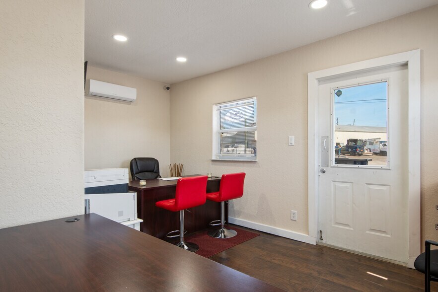 More Photos Of 7116 Rose Ave, Orlando Auto Dealership For Sale