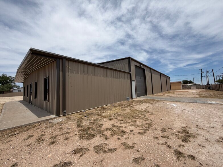 More Photos Of 2012 46th St, Odessa Industrial For Lease