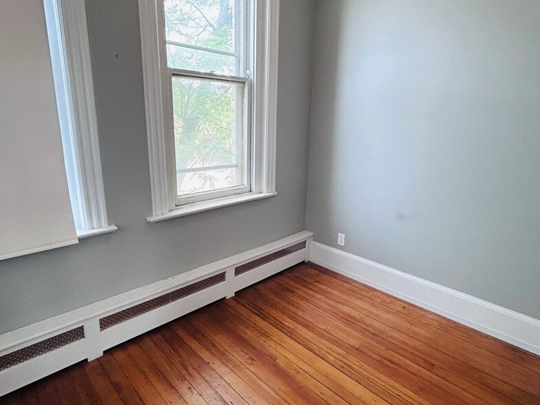 More Photos Of 961-965 7th St W, Saint Paul Storefront For Lease