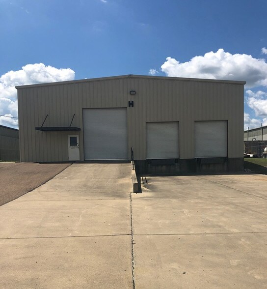 More Photos Of 307 Walker Cir, Richland Warehouse For Lease