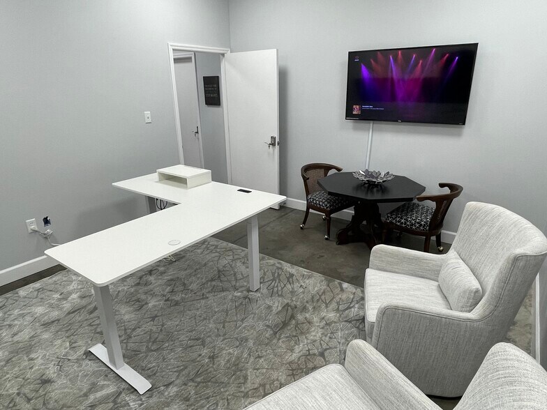 More Photos Of 8115 Waters Ave, Savannah Showroom For Sale