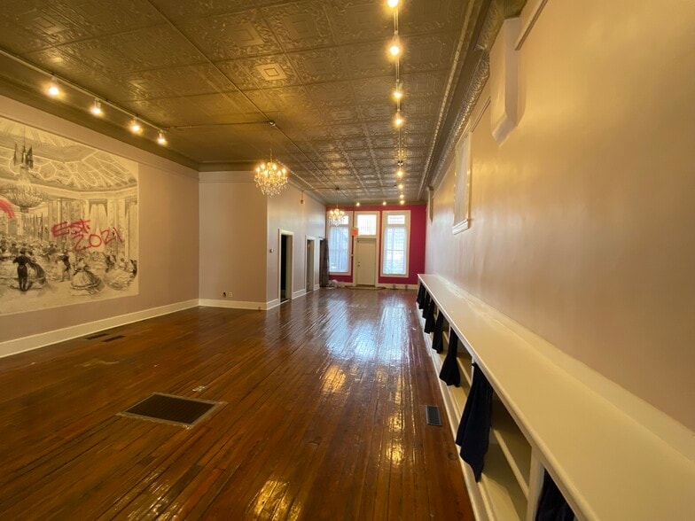 More Photos Of 209-211 N Limestone, Lexington Storefront Retail Residential For Sale