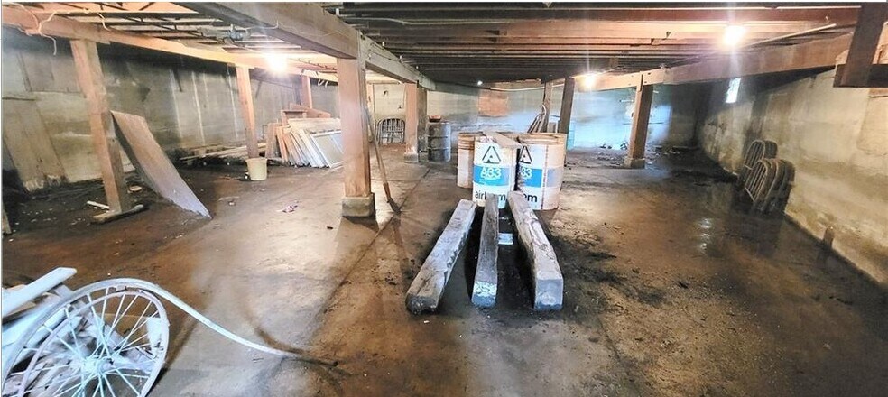 More Photos Of 512 Monroe st, Iola Loft Creative Space For Sale