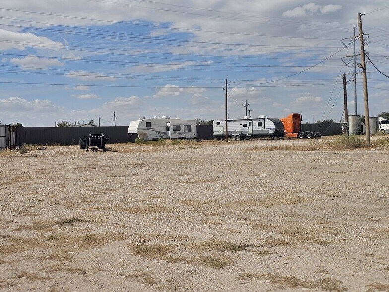 More Photos Of 11010 W Joan Dr, Odessa Warehouse For Lease