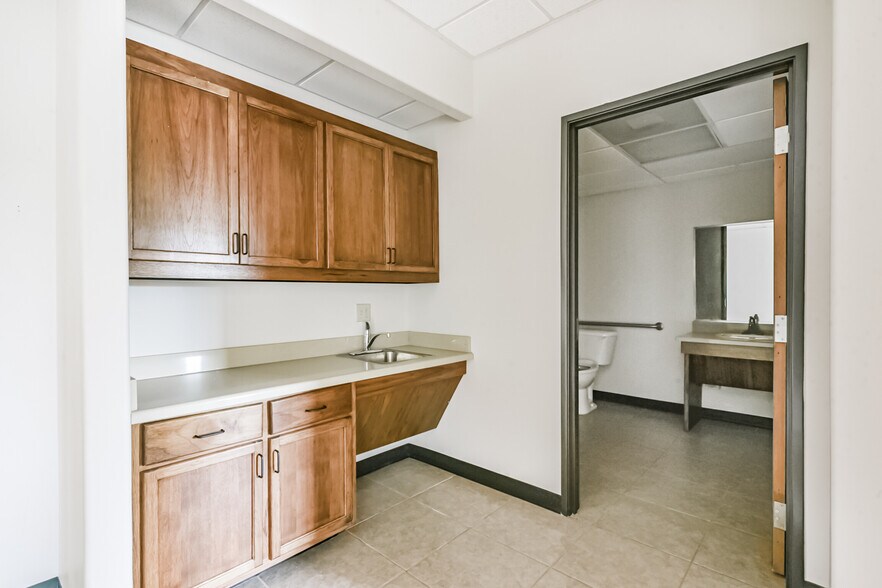 More Photos Of 20550 Townsen Blvd, Humble Office For Sale