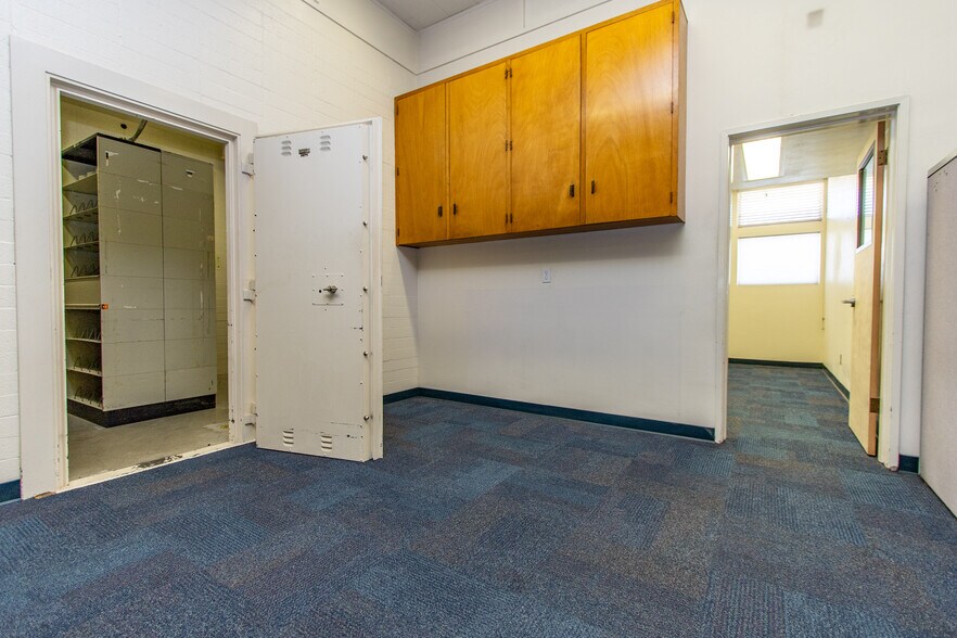 More Photos Of 971 E Broadway Ave, Atwater Office For Lease