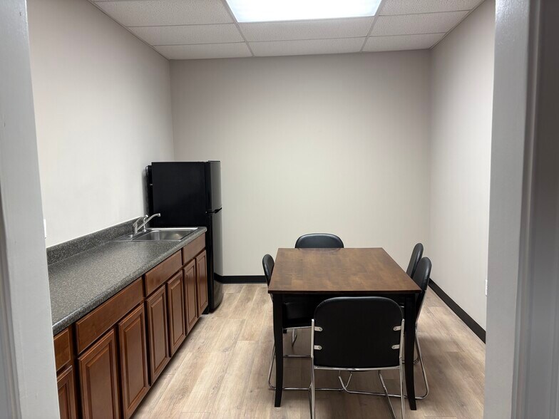 More Photos Of 131 Overhill Dr, Mooresville Warehouse For Lease