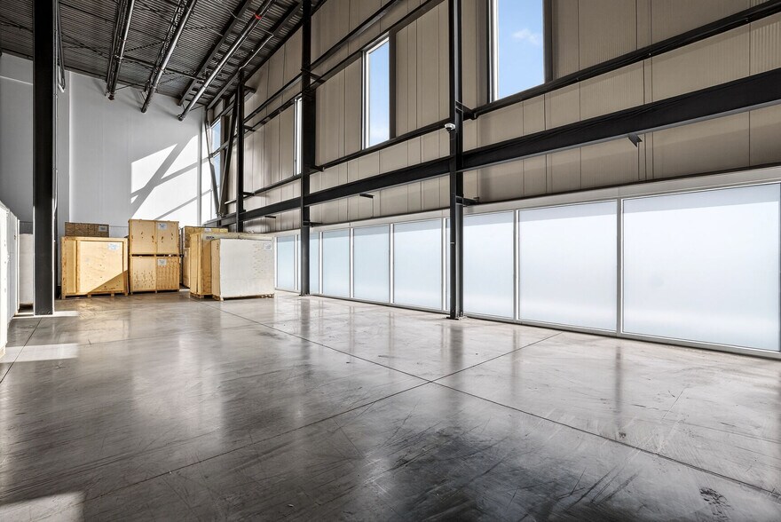 More Photos Of 11235 Boul Métropolitain E, Montréal Distribution For Lease