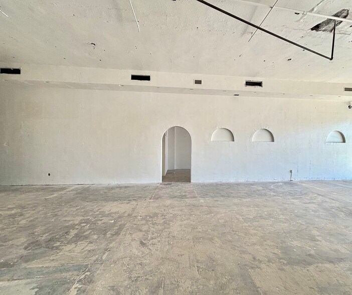 More Photos Of 300-308 W Jefferson Blvd, Dallas Storefront For Lease