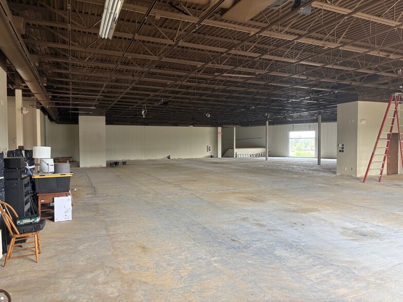 More Photos Of 6900 W Broadway Ave, Minneapolis Freestanding For Sale