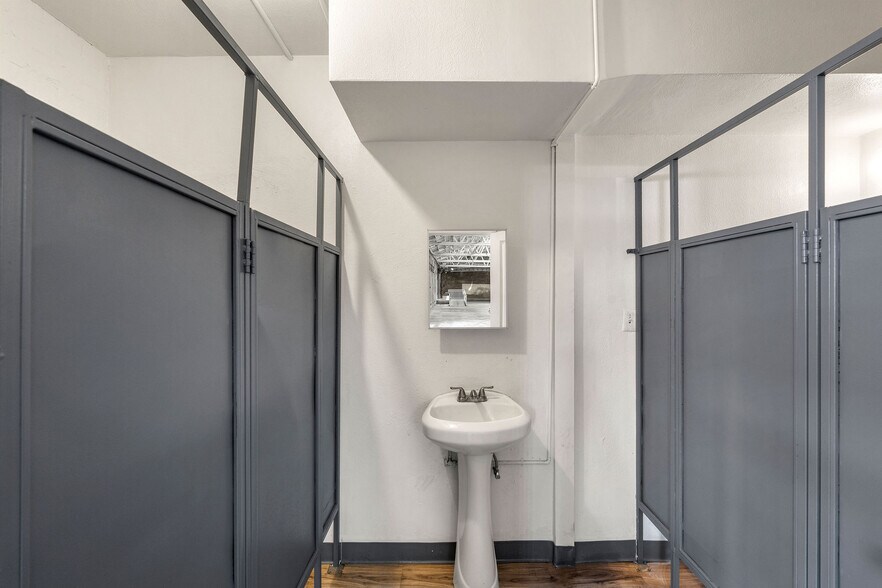 More Photos Of 3301 Maple Ave, Los Angeles Unknown For Lease