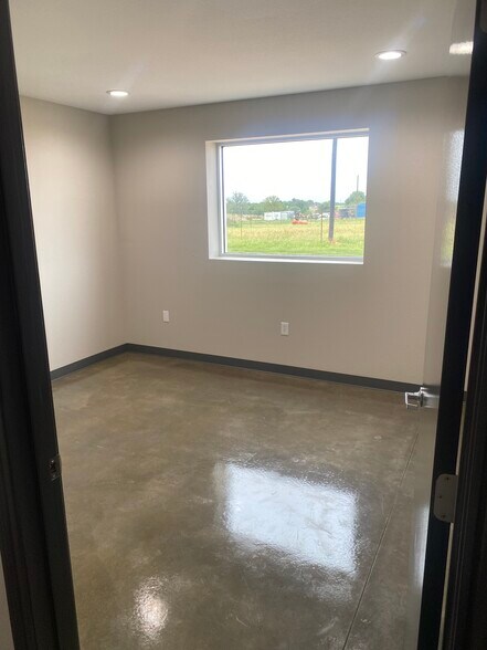 More Photos Of 9984 US Highway 87 W, La Vernia Warehouse For Lease
