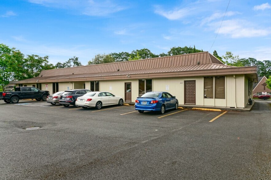 More Photos Of 1431-1449 Liberty St, Salem Office For Lease