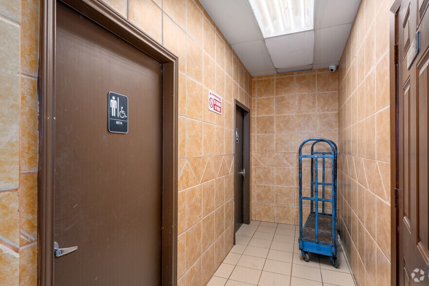 More Photos Of 2420 N Fitzhugh Ave, Dallas Supermarket For Lease