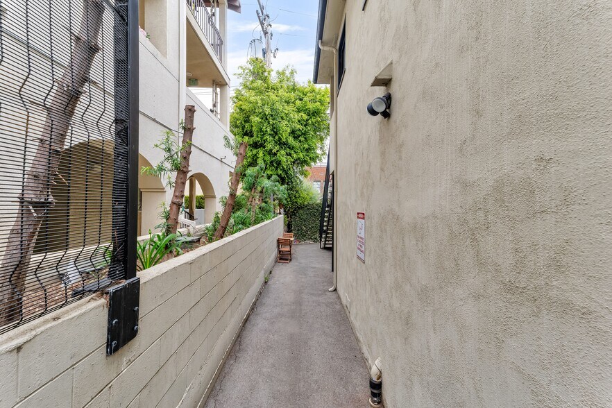 More Photos Of 7154 Lexington Ave, West Hollywood Apartments For Sale