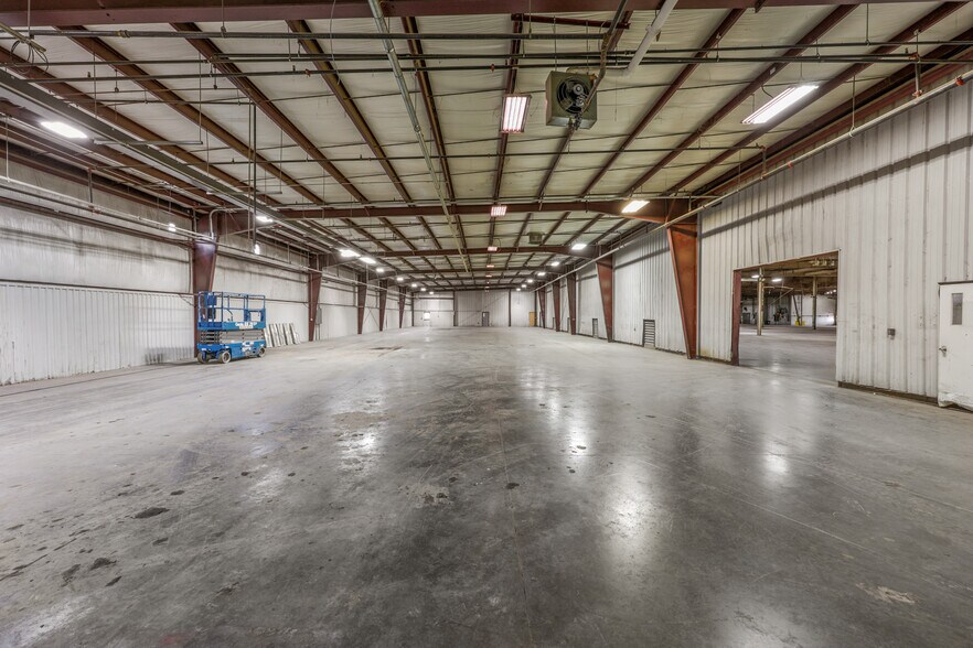 More Photos Of 656 Interstate Dr, Crossville Manufacturing For Lease