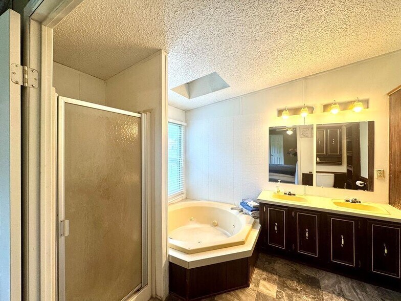 More Photos Of 158 Caloric Rd., Mullens Flex For Sale