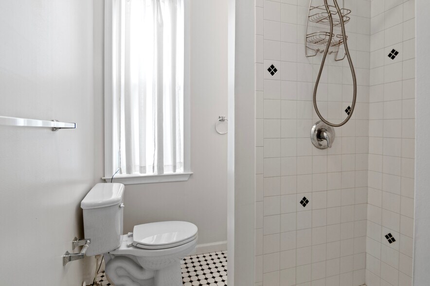 More Photos Of 5500 Harford Rd, Baltimore Freestanding For Sale