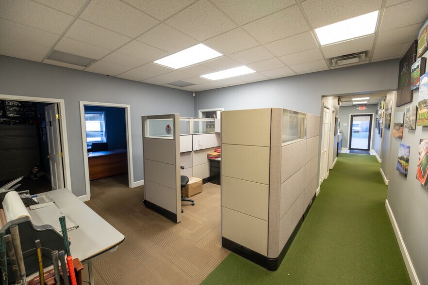 More Photos Of 1621 Se Summit St, Lee's Summit Light Distribution For Lease