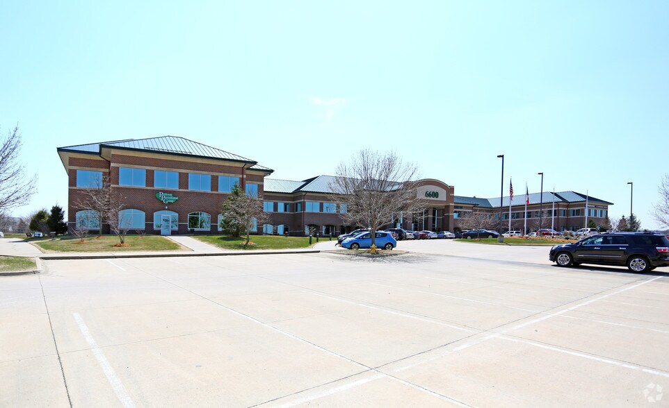 More Photos Of 6600 Westown Pky, West Des Moines Medical For Lease