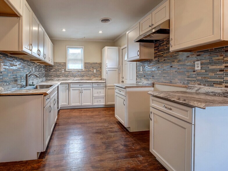 More Photos Of 18-20 Stanton St, Middletown Industrial For Sale