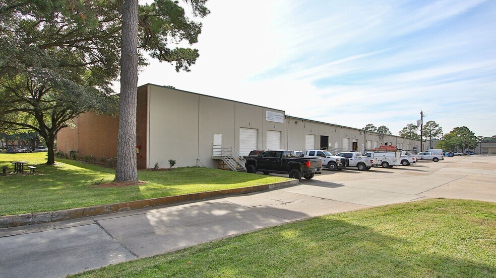 More Photos Of 202-230 W 38th St, Houston Unknown For Lease