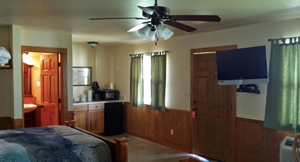 More Photos Of 141 Jeff St, Three Rivers Hotel For Sale