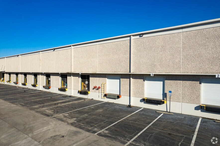 More Photos Of 3102 Queen Palm Dr, Tampa Warehouse For Lease
