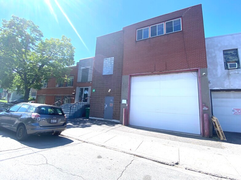 More Photos Of 2424 Rue Des Carrières, Montréal Light Manufacturing For Lease