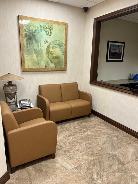 More Photos Of 77 Newbridge Rd, Hicksville Office For Lease