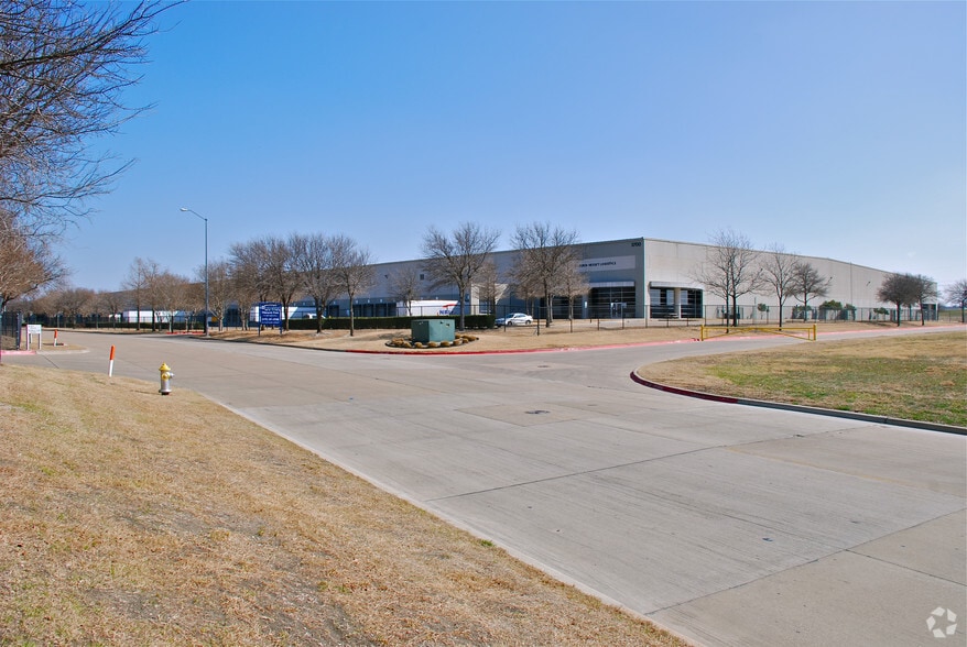 More Photos Of 3700 Pinnacle Point Dr, Dallas Distribution For Lease