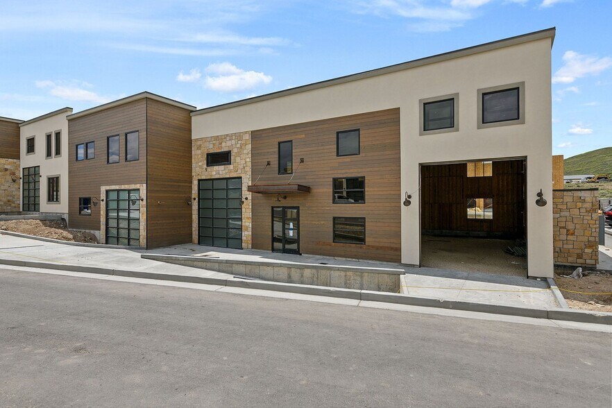 More Photos Of 4554 Forestdale Dr, Park City Showroom For Lease