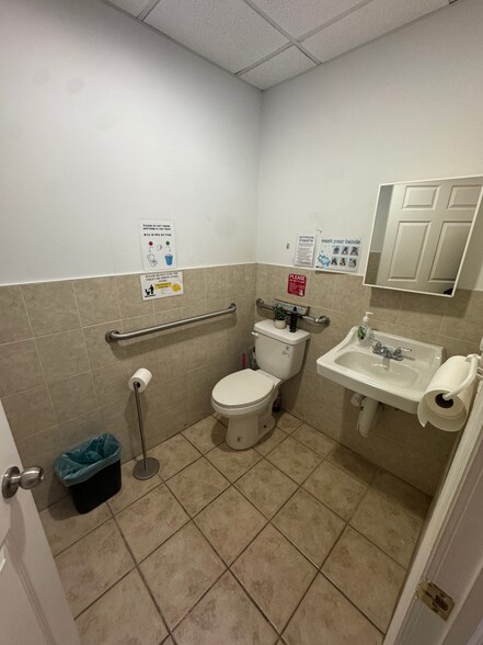 More Photos Of 8237 164th St, Jamaica Storefront For Lease