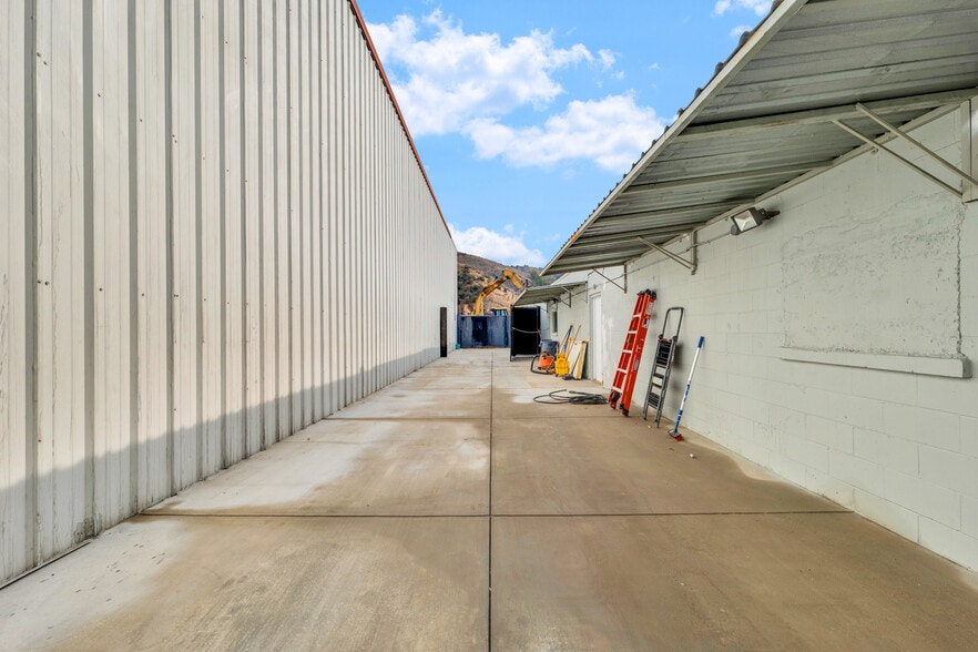 More Photos Of 23045 Drayton St, Santa Clarita Warehouse For Sale