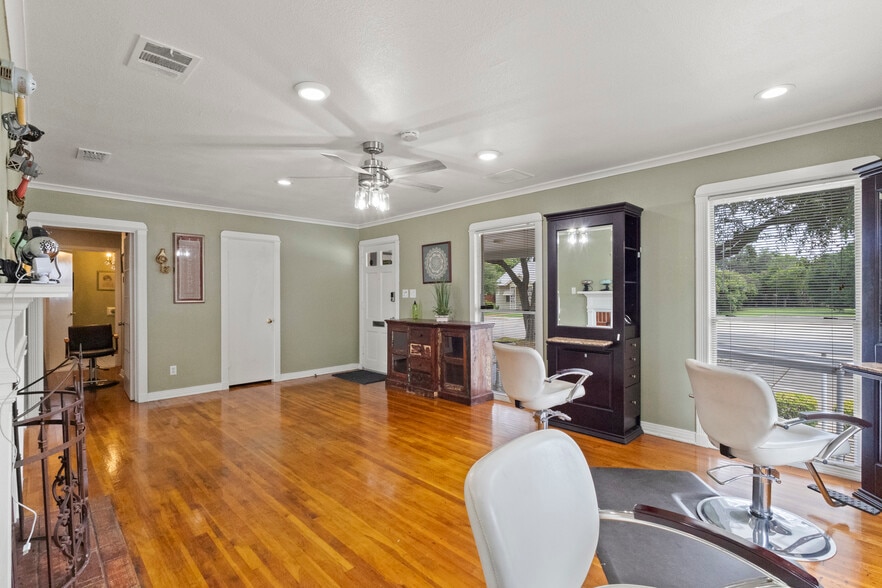 More Photos Of 810 18th St, Plano Office For Sale