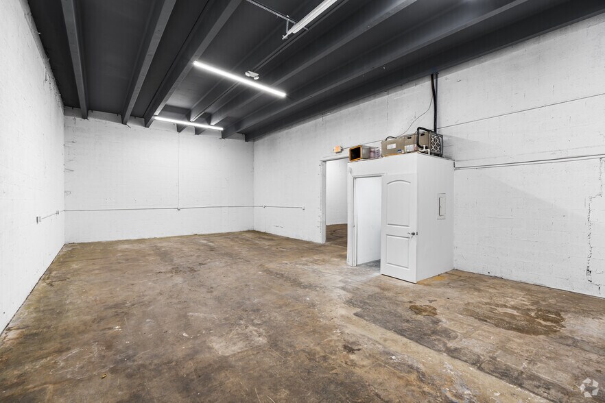 More Photos Of 2099 NW 141st St, Opa Locka Warehouse For Lease