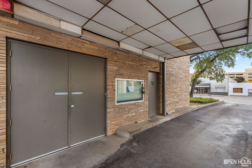 More Photos Of 915 9th St, Wichita Falls Office For Sale