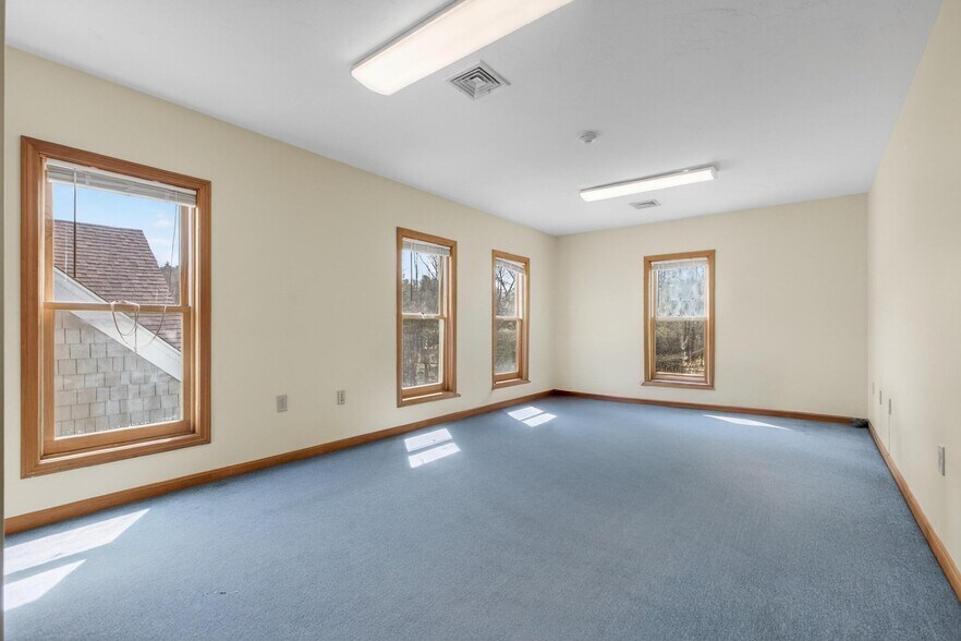 More Photos Of 25 Country Club Rd, Gilford Medical For Sale