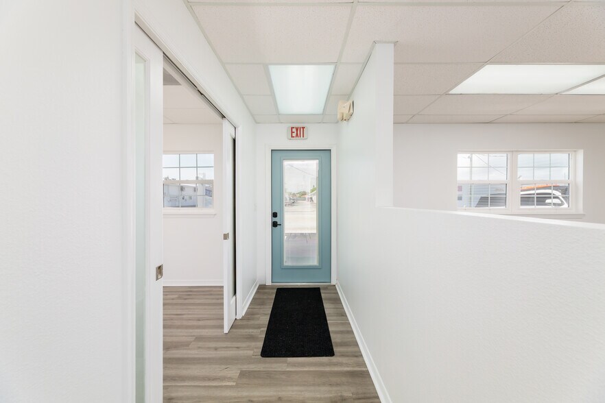 More Photos Of 128 Tomahawk Dr, Indian Harbour Beach Warehouse For Lease