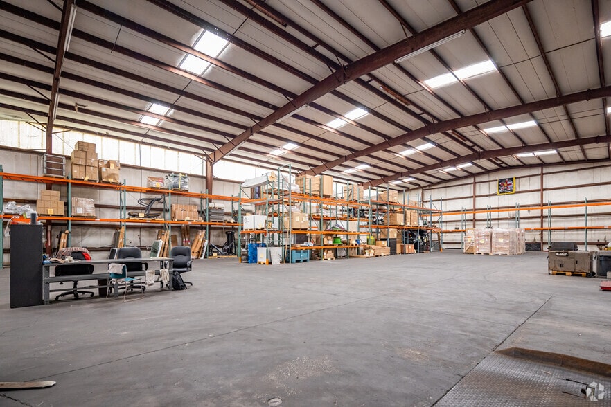 More Photos Of 7004 E Broadway Ave, Tampa Warehouse For Lease