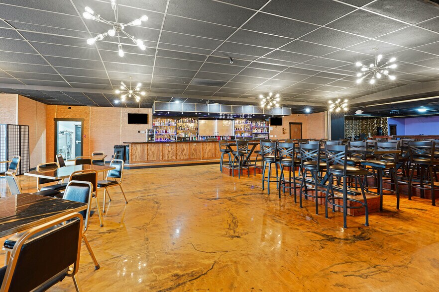 More Photos Of 801 N Fee St, Helena Bar For Sale