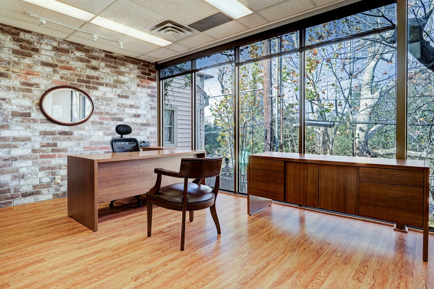 More Photos Of 2028 Buffalo Ter, Houston Office For Lease