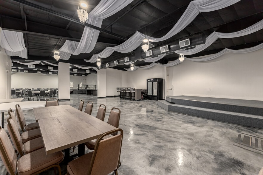 More Photos Of 2533 N 16th St, Phoenix Showroom For Sale