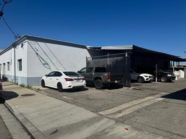 More Photos Of 909 E Arlee Pl, Anaheim Warehouse For Lease